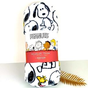 Peanuts Snoopy & Woodstock Berkshire VelvetLoft Throw blanket, NWT 60in x 70in